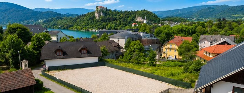Parcela z Blejskim jezerom v ozadju